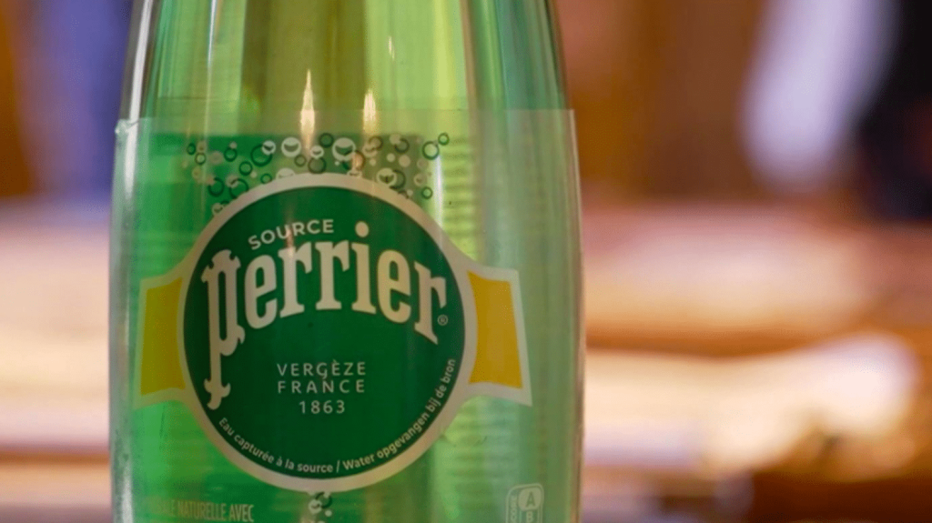 Eaux minérales naturelles Perrier : vers l'arrêt de la production sur le site historique ?
Coup de tonnerre pour la marque Perrier, lundi 16 décembre : après les récents scandales sur l'utilisation de traitements interdits, un rapport de l’Agence régionale de santé envisage l'arrêt de la production sur le site historique de Vergèze, dans le Gard. Un risque virologique est en cause.