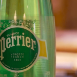 Eaux minérales naturelles Perrier : vers l'arrêt de la production sur le site historique ?
Coup de tonnerre pour la marque Perrier, lundi 16 décembre : après les récents scandales sur l'utilisation de traitements interdits, un rapport de l’Agence régionale de santé envisage l'arrêt de la production sur le site historique de Vergèze, dans le Gard. Un risque virologique est en cause.