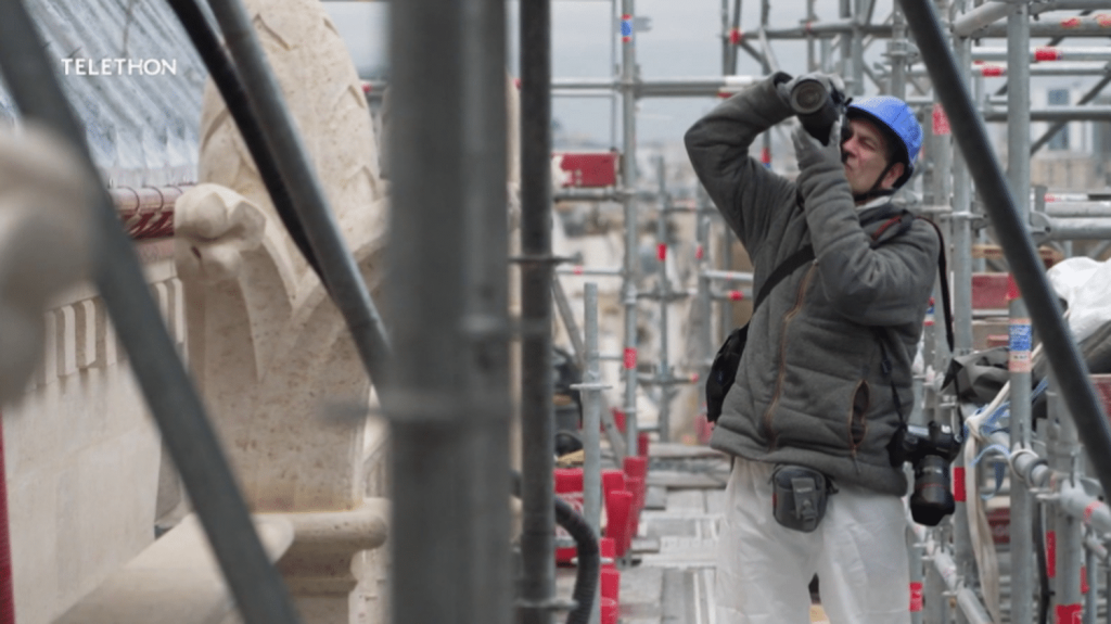 Notre-Dame : rencontre avec Patrick Zachmann, le photographe qui a documenté la reconstruction
Patrick Zachmann a été l'un des premiers photographes à pouvoir entrer dans Notre-Dame après l'incendie d’avril 2019. Durant des mois, il a poursuivi son travail sur le chantier titanesque.