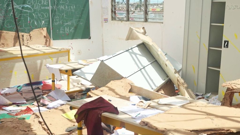 Mayotte : après le cyclone, des écoles pillées et vandalisées
Après le passage du cyclone Chido, les Mahorais font face à des actes de pillages et de vandalisme. À Mamoudzou, des écoles ayant accueilli des sinistrés ont été prises pour cibles.