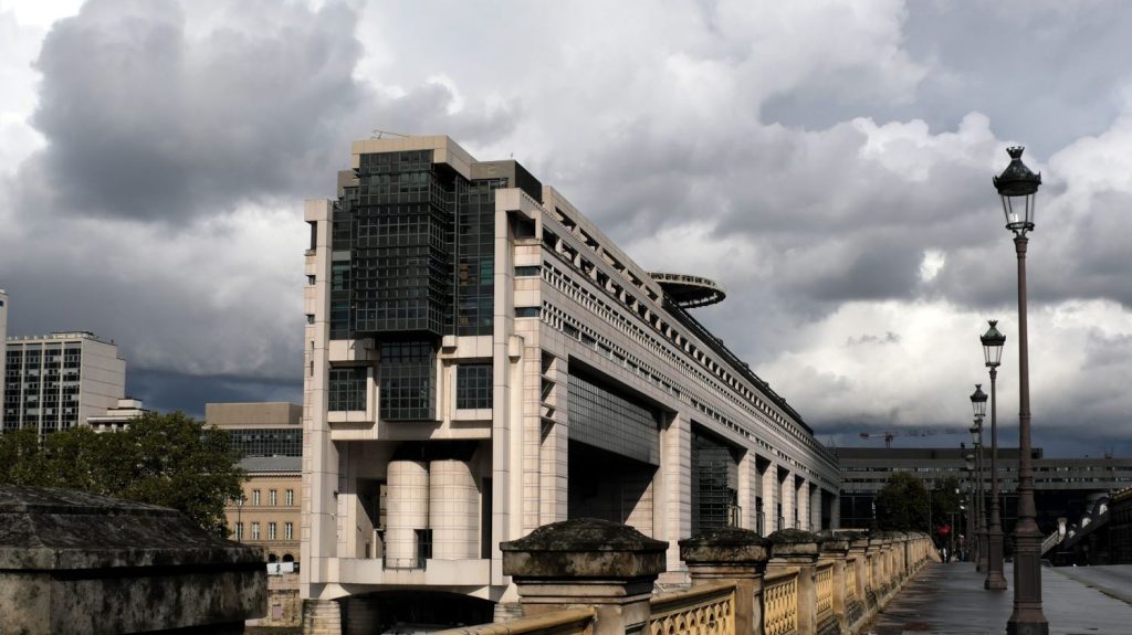 Budget 2025 : avec la loi spéciale, que va devenir le plan d'investissement France 2030 ?
Avec la motion de censure et l'absence de budget pour 2025, les entreprises dont le dossier est en attente de validation de subvention via ce plan, imaginé pour permettre à la France de rattraper son retard industriel,se retrouvent bloquées.