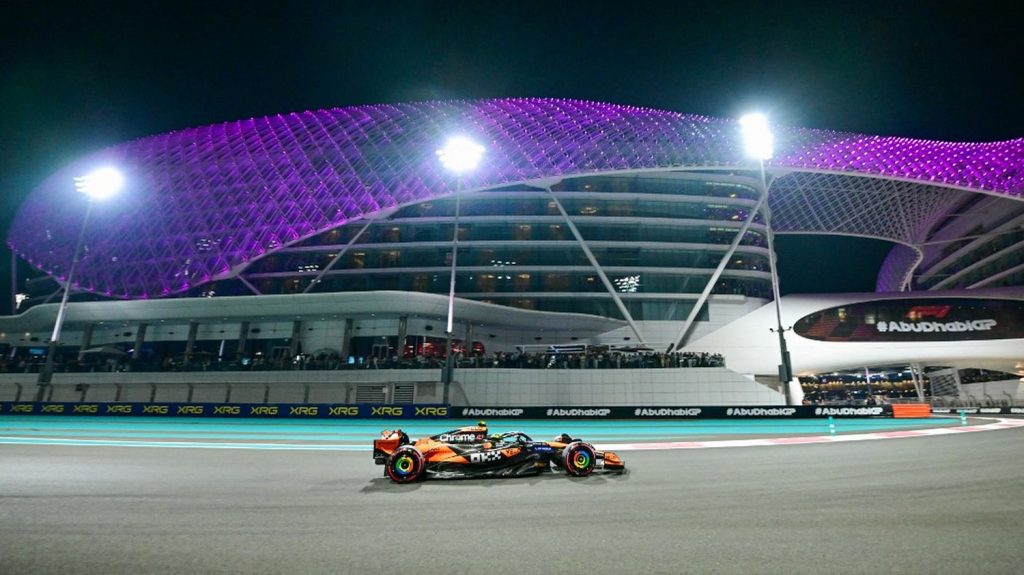 F1 : la dernière pole de la saison pour Lando Norris à Abou Dhabi, Ferrari mal placé pour le titre constructeurs
Le Britannique a signé le meilleur temps des qualifications devant son coéquipier Oscar Piastri, samedi, quand Charles Leclerc a été éliminé dès la Q2.