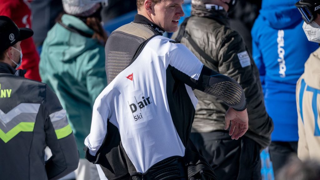 Ski alpin : la nouvelle obligation du port du gilet airbag divise les skieurs qui ne le porteront pas tous
Les épreuves de vitesse débutent vendredi à Beaver Creek, aux États-Unis avec une nouveauté : le port de l'airbag est pour la première fois obligatoire pour les skieurs. Mais 38 exemptions ont déjà été accordées.