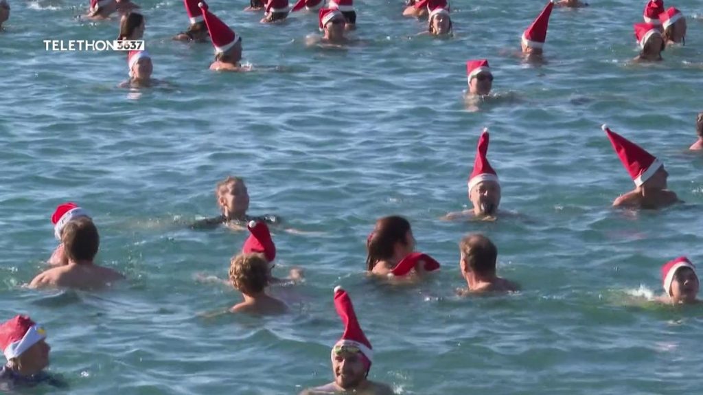 Alpes-Maritimes : près de 700 baigneurs réunis à Cagnes pour le premier bain de Noël
Comme chaque année, de courageux habitants de la Côte-d'Azur s'élancent dans la mer, à l'approche de Noël. Mais cette année, la température de l'eau a facilité les choses. Reportage à Cagnes-sur-Mer.