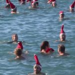 Alpes-Maritimes : près de 700 baigneurs réunis à Cagnes pour le premier bain de Noël
Comme chaque année, de courageux habitants de la Côte-d'Azur s'élancent dans la mer, à l'approche de Noël. Mais cette année, la température de l'eau a facilité les choses. Reportage à Cagnes-sur-Mer.