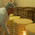 Jura : à la rencontre de la première femme affineuse de comté
Marion Ethevenin, 31 ans, est la première femme affineuse de comté. Une fierté pour cette enfant du Jura, qui ne compte pas s’arrêter en si bon chemin.