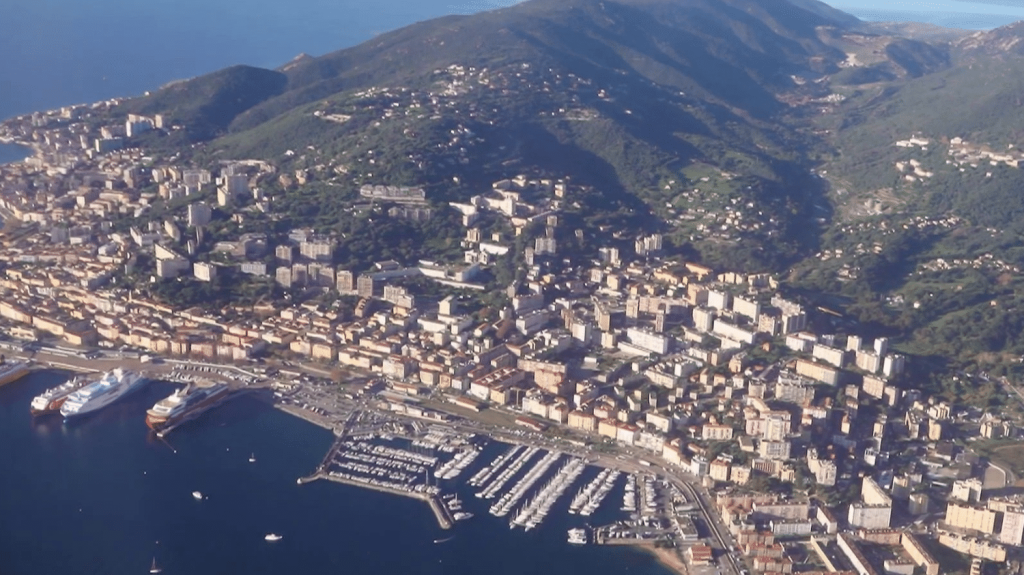 :
Vidéo
Visite du Pape en Corse : des préparatifs hors norme avant un weekend historique
Le Pape va se rendre à Ajaccio, en Corse, samedi 14 décembre. Le souverain pontife doit participer à un Congrès sur la religiosité en Méditerranée. Sa venue suscite une sécurité renforcée.