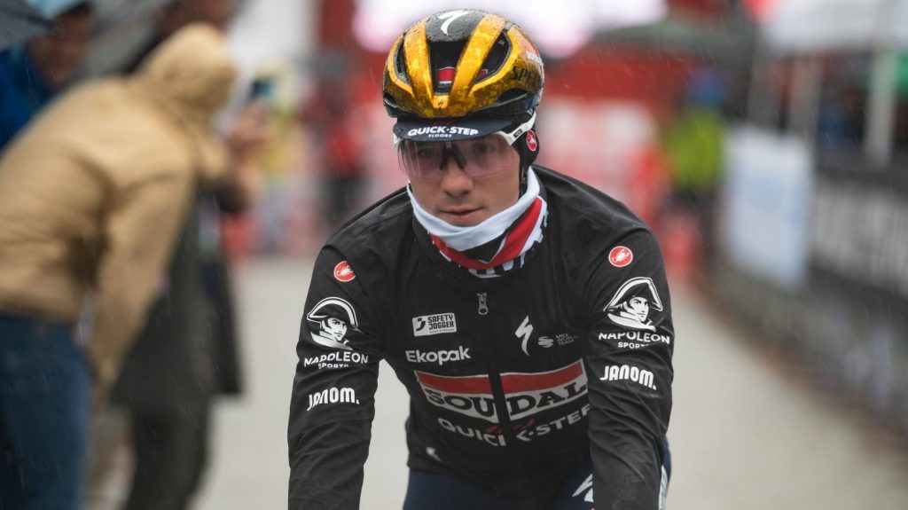 Cyclisme : après son accident de la route, Remco Evenepoel au cœur d'une campagne de prévention "Reflexe Remco" avec la Poste belge
Blessé après avoir heurté la portière d'une voiture de la Poste belge, le champion olympique s'est engagé, mercredi, dans la prévention contre ce type d'accident.