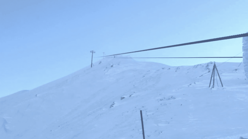 Risque d’avalanches : des déclenchements préventifs dans les stations de sports d’hiver
Face au risque d’avalanches dans les stations de sports d’hiver, les secours organisent plusieurs déclenchements préventifs et les professionnels appellent à la prudence. Exemple à Manigod (Haute-Savoie).