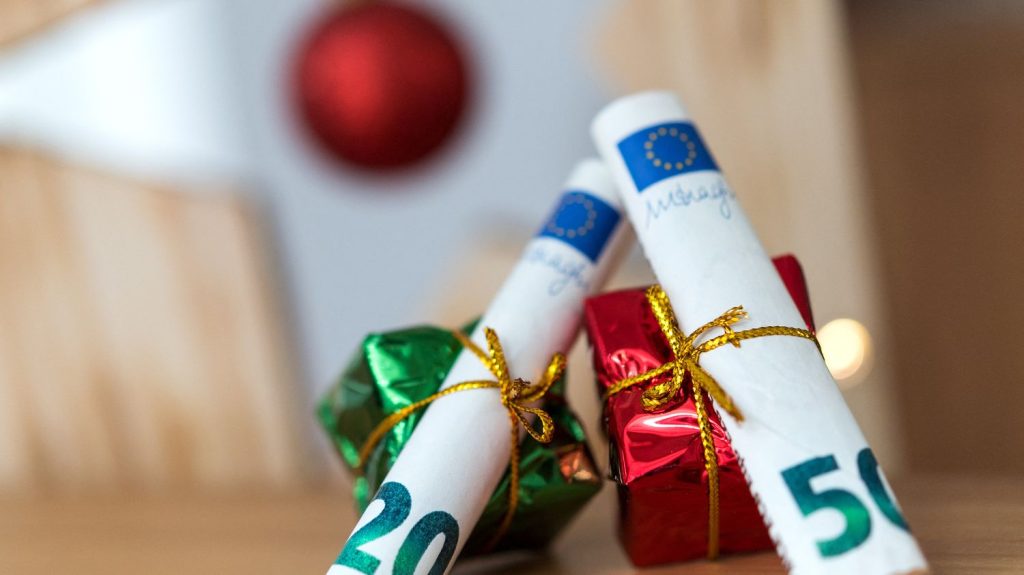 :
Témoignages
Dans le Val-d'Oise, les bénéficiaires de la prime de Noël vont profiter de cette aide "pour mettre quelque chose sous le sapin"
Cette prime exceptionnelle est bienvenue en cette fin d'année témoignent des bénéficiaires lors d'une distribution alimentaire du Secours populaire à Montigny-lès-Cormeilles.