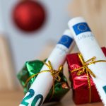 :
Témoignages
Dans le Val-d'Oise, les bénéficiaires de la prime de Noël vont profiter de cette aide "pour mettre quelque chose sous le sapin"
Cette prime exceptionnelle est bienvenue en cette fin d'année témoignent des bénéficiaires lors d'une distribution alimentaire du Secours populaire à Montigny-lès-Cormeilles.