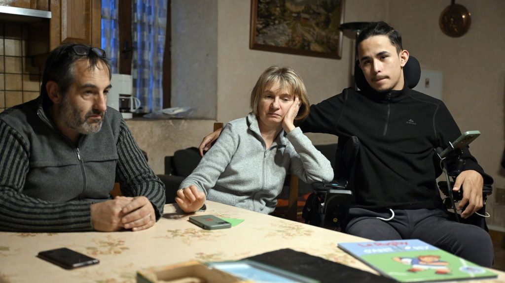 :
Témoignages
"Ce geste a bouleversé la vie de toute une famille" : tétraplégique depuis un plaquage au rugby, Mathias veut faire reconnaître son "agression" lors du procès
Il y a presque deux ans, Mathias Dantin, 17 ans à l’époque, était victime d'un plaquage dangereux lors d'un match qui a laissé Mathias tétraplégique. L'auteur de la faute, âgé de 20 ans aujourd'hui, est jugé mardi au tribunal correctionnel de Tarbes.