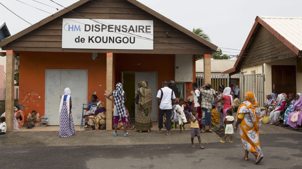 Cyclone Chido à Mayotte : les alternatives pour produire de l'électricité dans les zones dévastées
À Mayotte, dévastée par le cyclone Chido, l’électricité n’est que partiellement rétablie. Les groupes électrogènes, qui dépendent du diesel, sont difficiles à approvisionner, et les éoliennes classiques ne résistent pas aux vents violents. Quelles alternatives existent pour produire de l’électricité ?