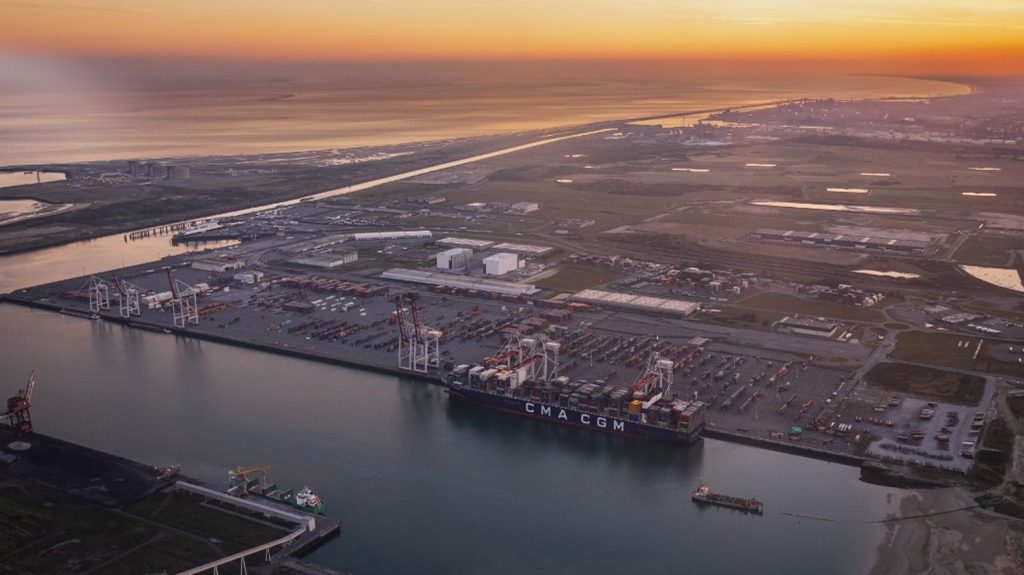Le projet d'usines de batteries officialisé à Dunkerque, 1 700 emplois à la clé
Le projet Neomat doit voir le jour en 2026 avec deux usines de fabrication de composants pour les batteries, une usine de recyclage de batteries et un centre de recherche et développement