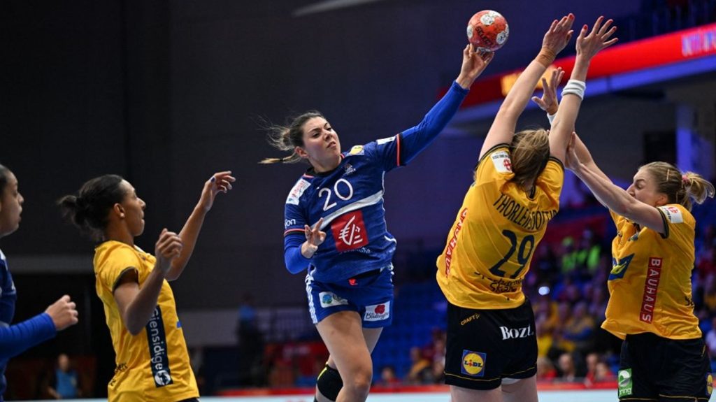 Euro de handball : les Bleues qualifiées en demi-finales après leur victoire maîtrisée contre la Suède
L’équipe de France a disposé des Suédoises, sans forcer son talent, dimanche, lors du tour principal de l’Euro (31-27), ce qui lui ouvre la porte du dernier carré.