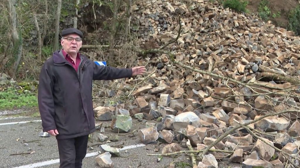 Éboulement en Ardèche : la RN102 coupée dans les deux sens pour au moins une semaine
Mercredi 4 décembre en Ardèche, un éboulement naturel bloque depuis dimanche la nationale 102, essentielle au département. Le dégagement pourrait prendre plusieurs semaines.