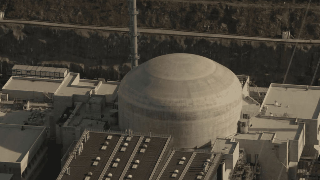 Nucléaire : l’EPR de Flamanville enfin raccordé
Après 17 ans de travaux, l’EPR de Flamanville (Manche) va être raccordé au réseau électrique, vendredi 20 décembre, avec 12 ans de retard. La facture est estimée à 13 milliards d’euros.