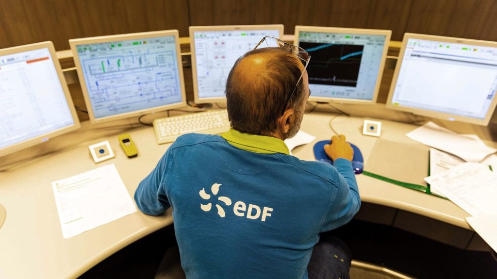 "Enfin on peut distribuer de l'électricité aux Français !" : la fierté des salariés de l'EPR de Flamanville qui va être raccordé au réseau électrique pour la première fois
Ce réacteur de nouvelle génération, le plus puissant du parc français, doit produira l'équivalent de la consommation électrique de deux millions de foyers à sa pleine puissance.