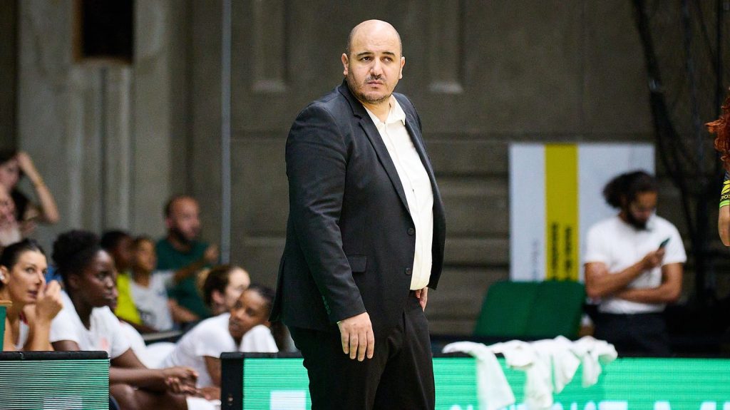 Basket : Rachid Meziane nommé entraîneur principal du Connecticut Sun en WNBA, une première pour un coach de formation française
L'actuel technicien de Villeneuve-d'Ascq prendra officiellement les commandes de la franchise américaine le 1er janvier 2025.