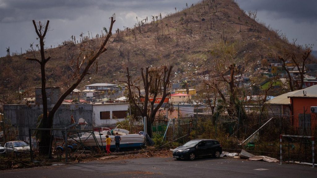 Cyclone Chido à Mayotte : plusieurs centaines d'enseignants demandent à être rapatriés de l'archipel
Selon un décompte de France Bleu Auxerre, au moins 500 enseignants et personnels de l'Éducation nationale basés sur tout le territoire de Mayotte demandent à être rapatriés.