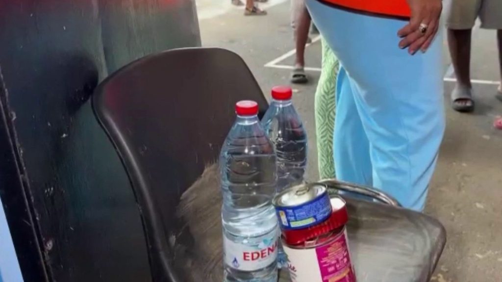 Cyclone Chido à Mayotte : le ravitaillement a commencé
Après le passage du cyclone Chido à Mayotte, des distributions d'eau et de denrées alimentaires ont eu lieu mercredi 18 décembre, alors que de nombreux habitants ont tout perdu.