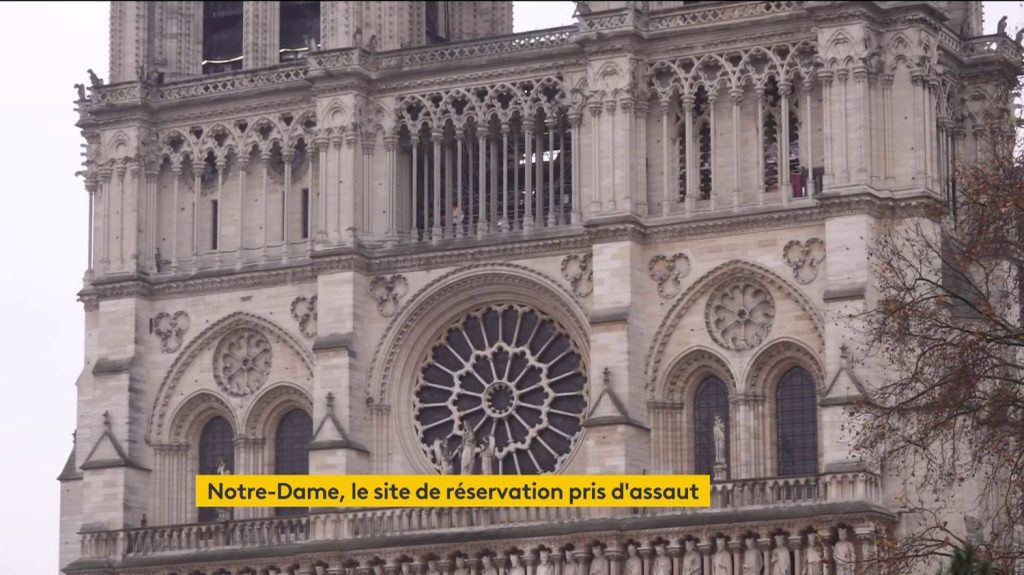 Notre-Dame de Paris : Réservations, nouvelles règles... Ce qui vous attend pour visiter la cathédrale
Dimanche 8 décembre, au lendemain de la cérémonie, la cathédrale Notre-Dame serait de nouveau ré-ouverte au public. Un système de réservation a été lancé mardi 3 décembre pour que les fidèles obtiennent leur place mais il a rapidement été saturé. Il n’a fallu que quelques heures pour que tout soit complet.