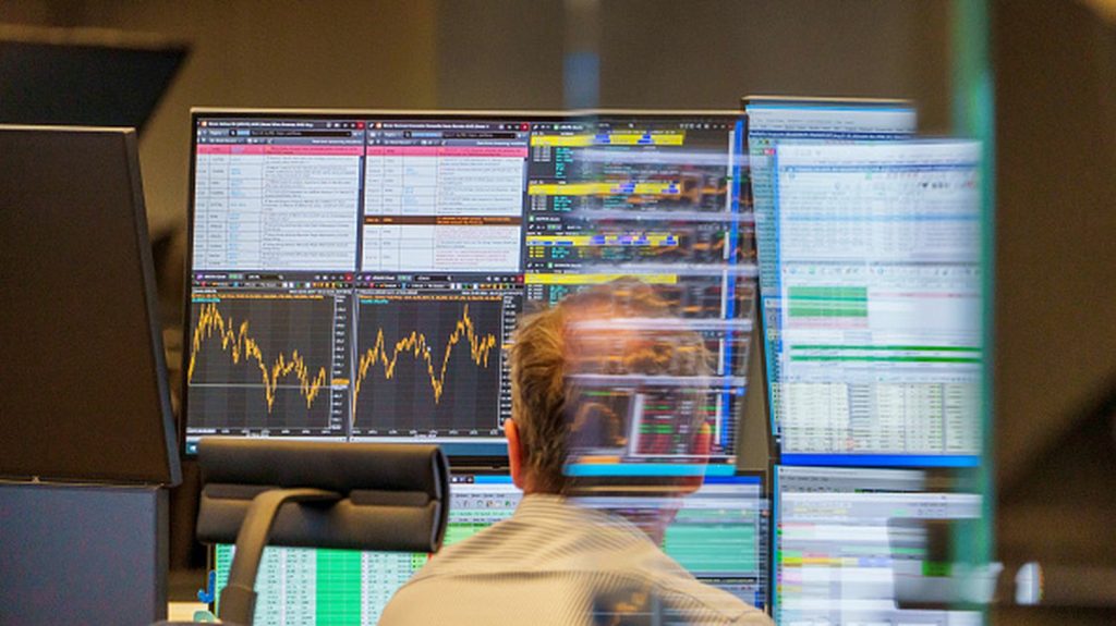 Comment la bourse de Paris peut-elle réagir à une éventuelle censure du gouvernement ?
La question se pose au lendemain du déclenchement de l’article 49.3 par le Premier ministre, Michel Barnier ,lundi à l’Assemblée nationale. L’écart entre les taux d’emprunt de la France et de l’Allemagne a fortement augmenté.