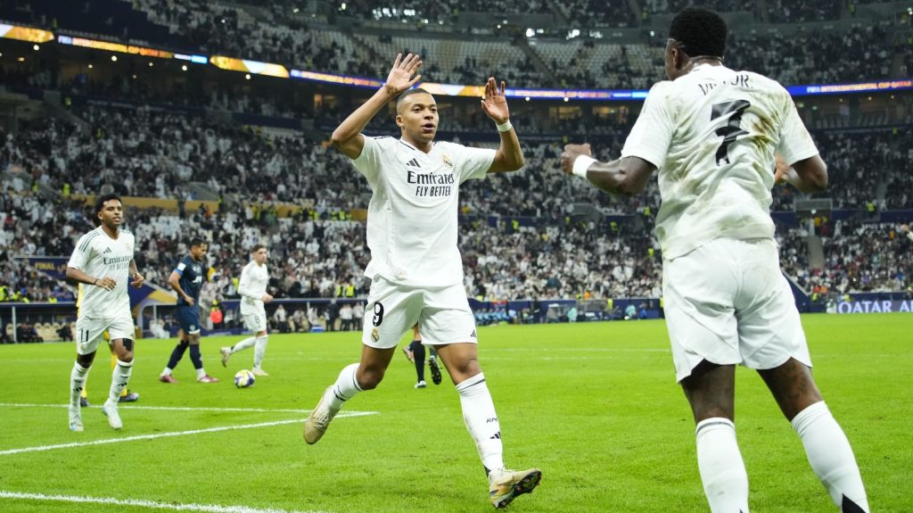 Football : Kylian Mbappé à nouveau décisif avec le Real Madrid, vainqueur de la Coupe intercontinentale
Les Merengues ont surclassé les Mexicains de Pachuca (3-0), mercredi, à Doha, en finale de la Coupe intercontinentale.