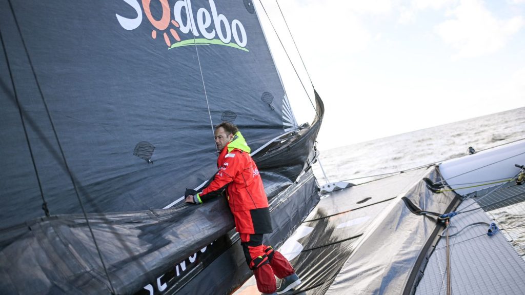 Trophée Jules-Verne : Thomas Coville et l’équipage Sodebo reprennent la mer à la conquête du record
Après plus de deux semaines à l'arrêt à cause d'une avarie, le skippeur s'est élancé, vendredi, d'Ouessant.