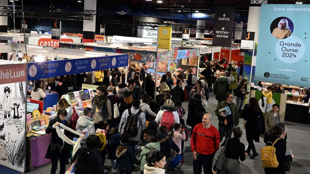Littérature : record d'affluence au Salon du livre et de la presse jeunesse de Montreuil, avec 198 000 visiteurs
Le salon dédié à la littérature jeunesse avait fait le choix de la gratuité pour sa 40e édition. La Grande Ourse 2024 a été décernée à l'autrice américaine Susie Morgenstern.