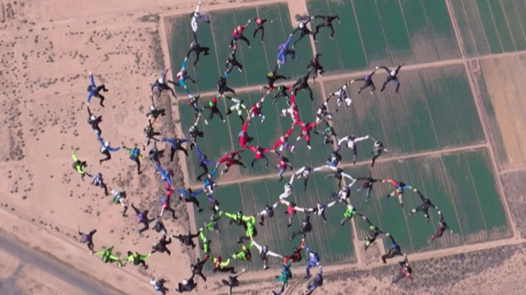 Sports extrêmes : 96 parachutistes en chute libre pour un record du monde
96 parachutistes ont réalisé un record du monde : un saut debout, tous ensemble, main dans la main, à plus de 200 km/h. Parmi eux se trouvait une championne francaise.