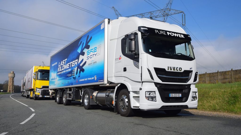 Le secteur du transport routier de marchandises veut mieux répondre aux aspirations des jeunes générations et des nouvelles recrues
Qui va conduire demain les camions de marchandises ? Alors que de nombreux chauffeurs routiers partent à la retraite, les entreprises de transports ont du mal à recruter et à fidéliser les nouveaux venus.
