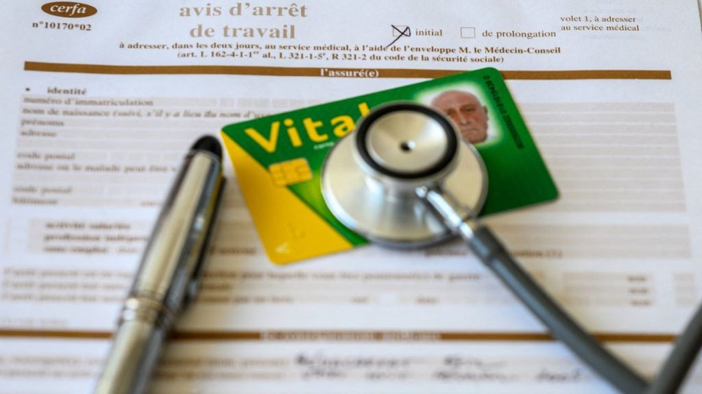 Le nombre d'arrêts-maladies indemnisés a reculé en 2023 chez les salariés du privé et les contractuels de la fonction publique
Ce repli de 327 millions à 286 millions de journées indemnisées entre 2022 et 2023 s'explique par "la fin des arrêts dérogatoires à compter du 1er février 2023" du fait du "net recul de l'épidémie" de Covid-19, expliquent les auteurs de l'étude publiée vendredi.