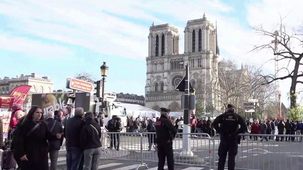 Réouverture de Notre-Dame de Paris : quelles seront les règles pour circuler pendant la cérémonie ce week-end ?
Ils étaient déjà en factions au pied de Notre-Dame, vendredi 6 décembre : jusqu'à 6 000 policiers et gendarmes vont assurer la sécurité de la réouverture de la cathédrale parisienne dès samedi. Un dispositif de sécurité majeur.