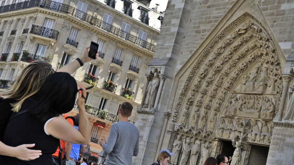 Réouverture de Notre-Dame : comment visiter la cathédrale restaurée ou assister à une messe ?
Les autorités religieuses prévoient un engouement colossal pour la réouverture de la cathédrale. Les visiteurs devront passer par une billetterie mise en ligne mardi 3 décembre.