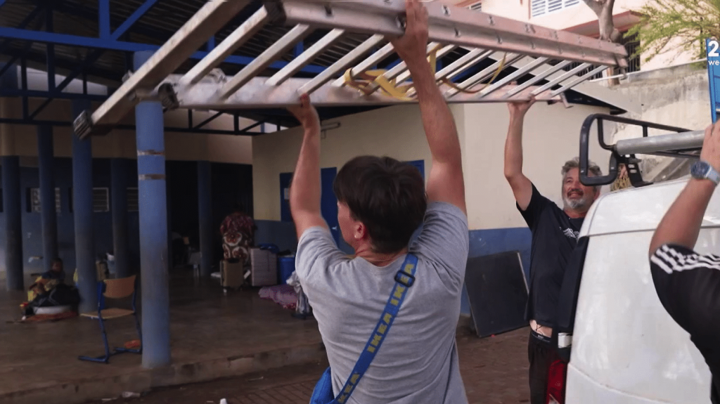 Mayotte : comment rouvrir au plus tôt les écoles ?
Deux semaines après le passage du cyclone Chido à Mayotte, des bénévoles œuvrent à la reconstruction des écoles détruites. Malgré leurs efforts, une rentrée des classes dans un avenir proche semble impossible.