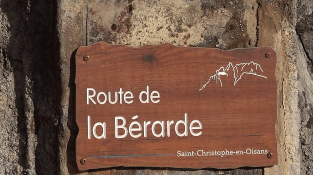 Isère : six mois après des crues historiques, le retour des premiers touristes à La Bérarde
La vallée du Vénéon, submergée par des torrents d'eau au mois de juin 2024, avait coupé le hameau de Bérarde du reste du monde. La route départementale 530 a désormais rouvert.