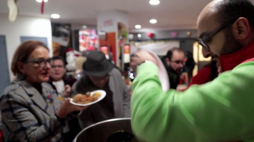 Noël : à Lille, le Réveillon solidaire réchauffe les coeurs
Organisée par l’association Coeur Étoilée, la soirée du Réveillon solidaire de Lille a réuni des personnes en situation de précarité autour d’un bon repas. L'objectif était d’oublier, le temps d’une soirée, les difficultés du quotidien.