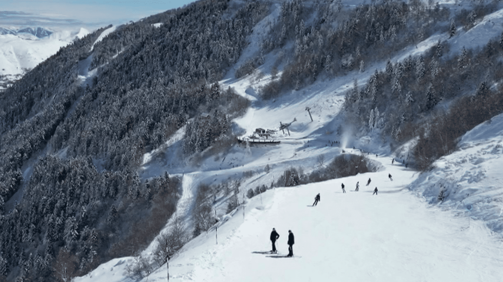 Sports d'hiver : la promesse d'une belle saison dans les Pyrénées
La neige est tombée dans les Pyrénées à Saint-Lary, une station de ski qui fête ses 50 ans, samedi 14 décembre. Avec le beau temps en prime, les amateurs de sports d'hiver en profitent.