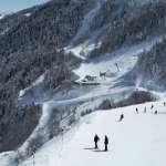 Sports d'hiver : la promesse d'une belle saison dans les Pyrénées
La neige est tombée dans les Pyrénées à Saint-Lary, une station de ski qui fête ses 50 ans, samedi 14 décembre. Avec le beau temps en prime, les amateurs de sports d'hiver en profitent.