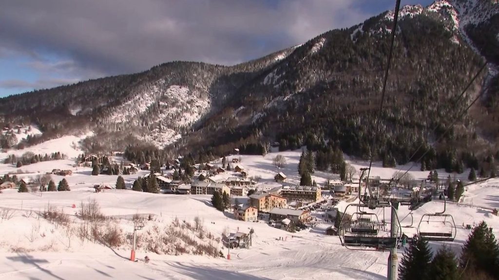 Stations de ski : l'Alpe du Grand Serre poursuit son activité et ouvre sa saison hivernale
En Isère, la station de ski de l'Alpe du Grand Serre a ouvert ses pistes pour la saison hivernale, après avoir obtenu un sursis d'un an. Un collectif d'habitants lutte pour la maintenir en vie.