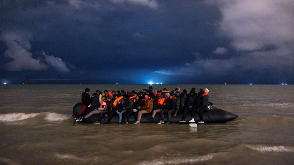 Plus de cent migrants secourus dans la Manche le jour de Noël
En raison de conditions météorologiques favorables, "de nombreux départs d'embarcations de migrants" ont été observés sur le littoral du nord de la France, a rapporté jeudi la préfecture maritime.