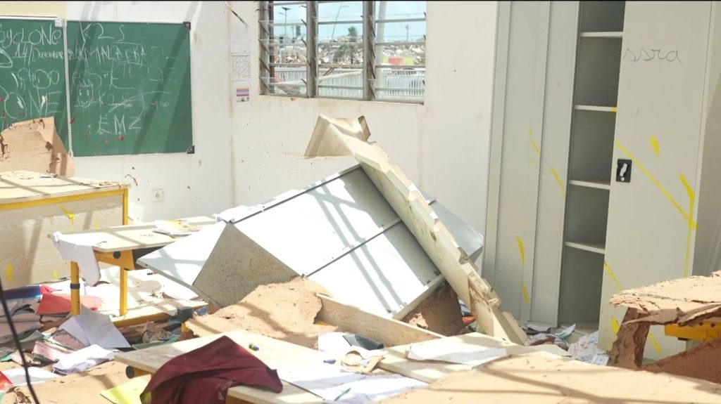 Mayotte : le pillage, nouveau défi de sécurité
Alors que les Mahorais ont tout perdu à cause du cyclone Chido, ils sont maintenant confrontés à des actes de pillages et de vandalisme. À Mamoudzou, par exemple, des écoles ayant accueilli des sinistrés se font voler leur matériel.