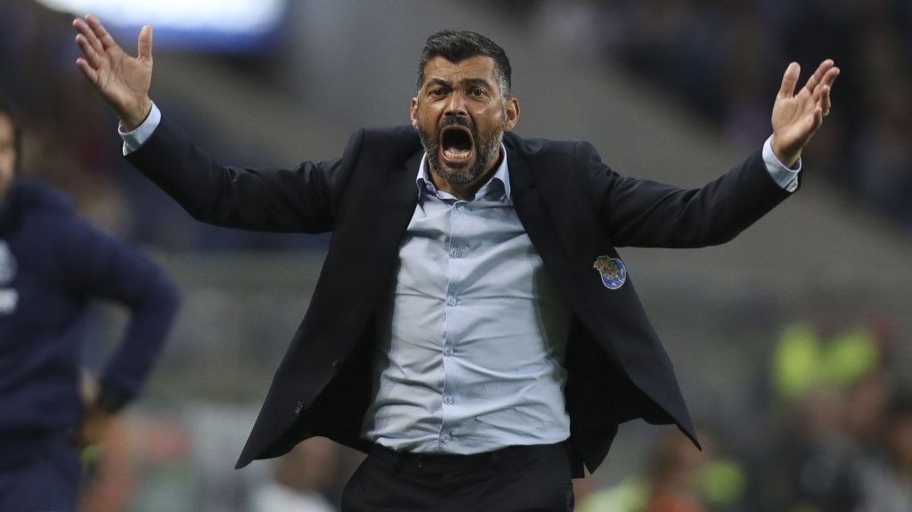 Football : le Portugais Sergio Conceição devient le nouvel entraîneur de l’AC Milan
L'ancien coach de Porto et de Nantes remplace Paulo Fonseca, écarté par le club italien après une série de mauvais résultats.