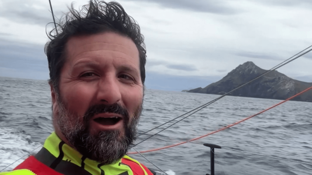 Vendée Globe : en tête de la course, le skipper Yoann Richomme a franchi le Cap Horn
Les solitaires du Vendée Globe poursuivent leur route. Leader de la course, le skipper Yoann Richomme vient de passer le mythique Cap Horn, après 43 jours, 11 heures et 25 minutes de course, battant de trois jours l'ancien record. Un cadeau de Noël pas comme les autres.