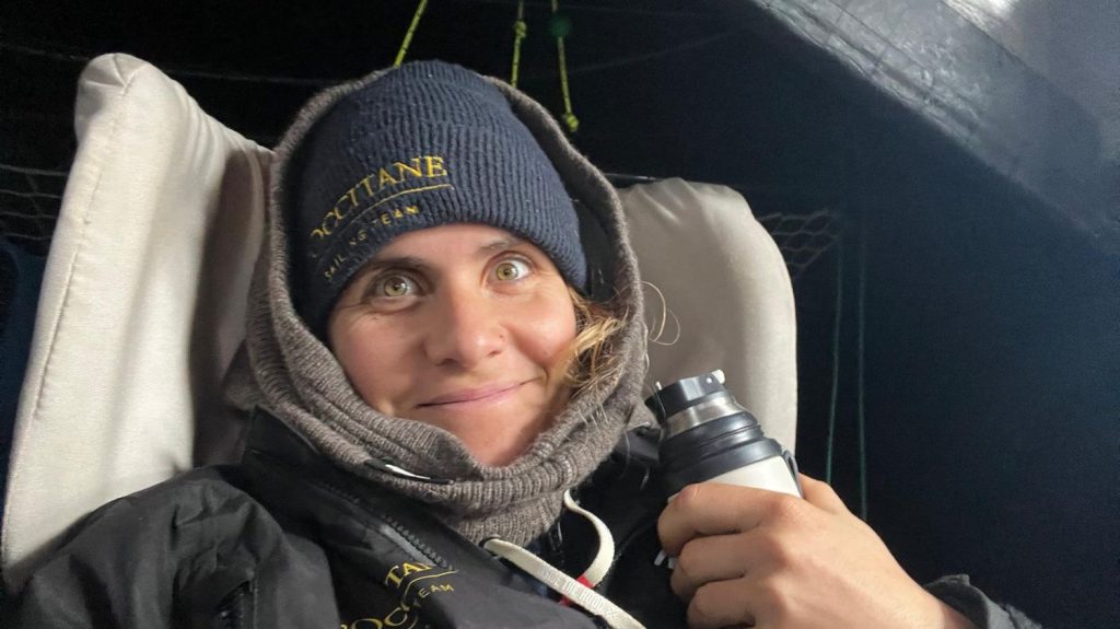 Vendée Globe : "Ça caille fort", un froid qui "s’infiltre"... Quand les skippeurs affrontent le "froid glacial" des mers du Sud
Alors que la quasi-totalité de la flotte navigue à présent dans les mers du Sud, les skippeurs doivent affronter le vent et les températures glaciales bien connus dans cette zone extrême.