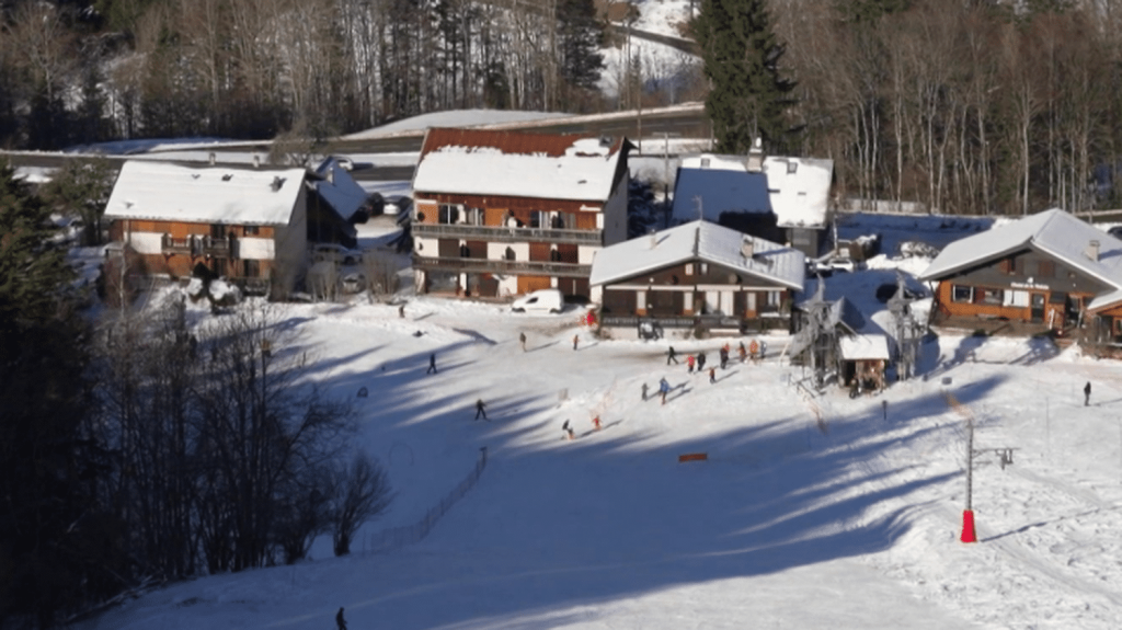 Sports d'hiver : direction la station de ski du Granier, gérée par des bénévoles
163 stations de ski seraient plus ou moins vulnérables, selon la Cour des comptes. Menacées par le changement climatique, certaines ont déjà fermé, quand d'autres ouvrent en fonction de l'enneigement. Dans la station du Granier, près de Chambéry, des bénévoles sont aux manettes.