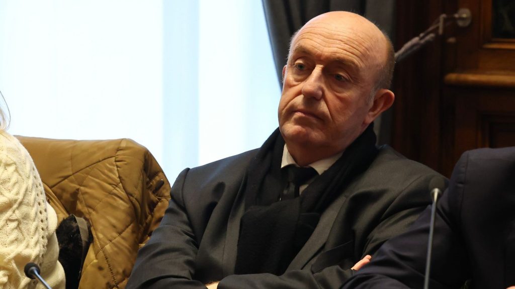 L'ex-président de la Somme, Stéphane Haussoulier, est locataire d'un logement social à Paris, le bailleur annonce son intention de résilier le contrat
Stéphane Haussoulier paye tous les mois 740 euros, charges comprises, pour un logement à Paris de 51 mètres carrés. La régie immobilière de la Ville de Paris informe France Bleu Picardie qu'elle a "découvert, à l'occasion du travail d'investigation de Mediapart, cette situation scandaleuse".