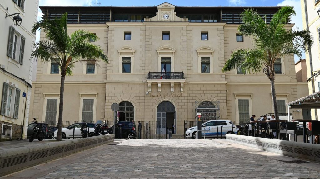Fusillade d’Ajaccio : le suspect est mis en examen pour meurtre et violences volontaires, après avoir reconnu les faits
Lors de sa garde à vue, l'homme de 41 ans a reconnu être l'auteur des tirs qui ont fait un mort et six blessés dans un bar d'Ajaccio, lundi.