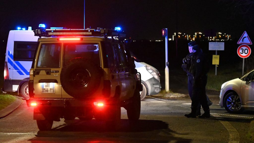 Quintuple meurtre près de Dunkerque : le suspect mis en examen pour assassinats et pour meurtres
L'homme s'était rendu à la gendarmerie après la mort de cinq personnes samedi. Il avait alors été placé en garde à vue.